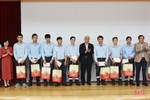 Chủ nhiệm Ủy ban Văn hóa, Giáo dục, Thanh niên, Thiếu niên và Nhi đồng của Quốc hội tặng quà Tết tại KKT Vũng Áng