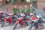 Trang cấp xe mô tô cho công an chính quy các xã ở Hà Tĩnh