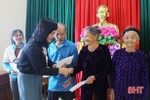Lãnh đạo tỉnh Hà Tĩnh tặng quà các gia đình chính sách