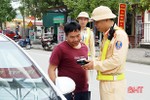 Hà Tĩnh xử phạt 17 triệu đồng, tước giấy phép lái xe 17 tháng đối với một tài xế ô tô