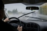 Làm sao để kính lái xe ô tô hết mờ khi trời mưa?