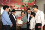Phó Chủ tịch Thường trực UBND tỉnh Hà Tĩnh thăm, tặng quà gia đình chính sách ở Lộc Hà