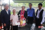 Chủ nhiệm UBKT Tỉnh ủy Nguyễn Thị Gái chúc tết, tặng quà các gia đình chính sách ở Đức Thọ
