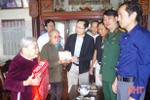 Bộ CHQS Hà Tĩnh tặng quà cán bộ lão thành trên 70 năm tuổi Đảng ở Lộc Hà