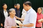 Gia đình Bí thư Tỉnh ủy Hà Tĩnh tặng 145 suất quà cho người nghèo