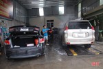 Giá tăng gấp đôi, các tiệm rửa xe ở Hà Tĩnh vẫn “làm không kịp nghỉ”
