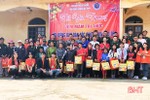 Thêm nhiều phần quà Tết đến với hộ nghèo, học sinh khó khăn ở Hà Tĩnh