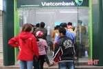 Ngân hàng nghỉ tết, người dân Hà Tĩnh xếp hàng dài trước các “cây” ATM