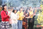 Tấp nập du khách dâng hương tại Ngã ba Đồng Lộc dịp đầu năm