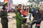 Phát 3.000 khẩu trang y tế cho người dân trên địa bàn Can Lộc