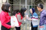 Hội Chữ thập đỏ Hà Tĩnh tặng nước rửa tay diệt khuẩn và tuyên truyền phòng, chống dịch Covid-19