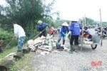 Tiếp thu vấn đề Báo Hà Tĩnh nêu, Thạch Bình tổ chức dọn rác trên đê Hữu Phủ