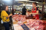 Lợn hơi giảm giá, người tiêu dùng Hà Tĩnh vẫn mua thịt giá cao