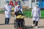 2 người nhiễm Covid-19 đầu tiên rời bệnh viện dã chiến Lôi Thần Sơn
