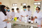 Xem giáo viên, học sinh Hà Tĩnh pha chế dung dịch rửa tay phòng dịch Covid-19