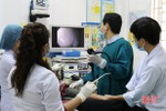 Bác sỹ BVĐK Hà Tĩnh gắp xương cá dài 4cm trong thực quản bệnh nhân