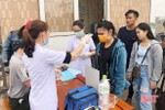 Đo thân nhiệt từ cổng cho hơn 900 sinh viên Lào trở lại Trường Đại học Hà Tĩnh học tập
