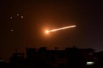 Israel không kích Syria và dải Gaza, phòng không Syria đáp trả
