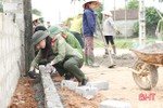 Hơn 50 CBCS Công an Hà Tĩnh giúp dân Cẩm Thịnh xây dựng nông thôn mới