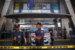 Cựu nhân viên bảo vệ trung tâm thương mại ở Philippines bắn gục một người, bắt giữ khoảng 30 con tin