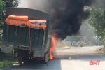 Hà Tĩnh: Xe đầu kéo bốc cháy khi lưu thông trên Quốc lộ 8A
