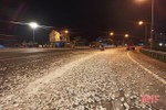 Xe chở đá dăm rơi vãi kéo dài hàng trăm mét trên quốc lộ 1A qua Hà Tĩnh
