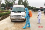 Khử trùng xe, đo thân nhiệt đoàn khách nhà trai từ Ninh Bình vào Hà Tĩnh ăn hỏi