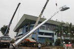 Xem nhà thầu dựng cột đèn chiếu sáng cao 37m ở sân vận động Hà Tĩnh