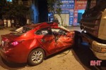 Xe tải kéo lê Mazda 3 chừng 20m trên QL 8A ở Hà Tĩnh, 5 người thoát chết