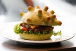 Bánh hamburger hình virus Corona của đầu bếp Việt lên báo nước ngoài