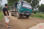 Xe tải chở đất “cày nát” đường thôn, người dân kêu cứu