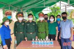 Trường học ở Can Lộc pha chế dung dịch rửa tay tặng các điểm cách ly