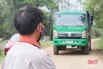 Xe chở đất “phá” đường liên thôn ở Can Lộc