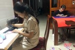 Nữ giáo viên Hà Tĩnh cùng con gái may hàng trăm khẩu trang tặng người dân