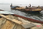 Bắt 2 thuyền khai thác cát trái phép ở khu vực cầu Cửa Nhượng