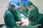 Bác sỹ Hà Tĩnh phẫu thuật thành công khối u 5kg trên đùi bệnh nhân