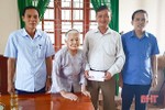 Cụ bà 98 tuổi ở Hà Tĩnh đến ủy ban xã ủng hộ tiền, góp sức chống Covid-19