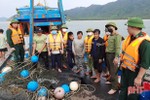 Bắt 2 tàu giã cào công suất lớn khai thác hải sản trái phép tại Hà Tĩnh