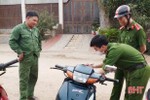 Công an xã miền núi Hà Tĩnh phạt người dân điều khiển xe máy không đeo khẩu trang