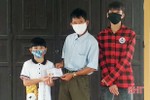 Anh em ruột đập “lợn đất” ủng hộ phòng chống dịch ở Hương Sơn