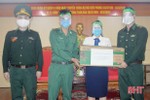 Vợ lính biên phòng Hà Tĩnh làm 120 mũ kính chắn giọt bắn phòng chống dịch
