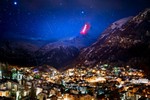 Thông điệp “hãy ở nhà” chiếu sáng trên dãy Alps