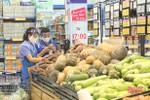 Nhân viên siêu thị, bệnh viện ở Hà Tĩnh đội mũ chống giọt bắn phòng dịch Covid-19