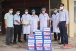 Thêm 218 thùng sữa, 1.700 chiếc khẩu trang y tế hỗ trợ phòng chống dịch ở Thạch Hà