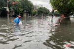Nhiều tuyến đường ở TP Hà Tĩnh ngập sâu sau trận mưa lớn sáng cuối tuần