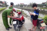 Xử phạt nhóm thanh niên ở Lộc Hà tụ tập đi câu cá không đeo khẩu trang