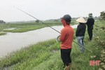 Một số “cần thủ” không đeo khẩu trang, vô tư câu cá trong mùa dịch