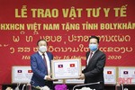 Bí thư Tỉnh ủy Hà Tĩnh trao gói vật tư y tế phòng chống dịch Covid-19 trị giá 1 tỷ đồng cho tỉnh Bôlykhămxay