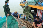 Biên phòng Hà Tĩnh bắt giữ 2 tàu giã cào Nghệ An khai thác trái quy định