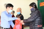 1.190 hộ khó khăn ở Vũ Quang được hỗ trợ dụng cụ y tế phòng chống dịch
